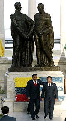El presidente de Venezuela, Hugo Chávez, junto a su homólgo argentino, Eduardo Duhalde, junto a las estatuas de Simón Bolívar y José de San Martín en Guayaquil.