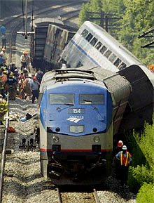 Los equipos de rescate atienden a las víctimas del accidente.
