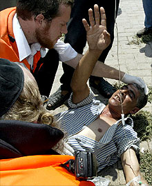 Un viandante palestino recibe los primeros auxilios tras el tiroteo en el que han muerto tres personas esta mañana