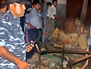 Policías palestinos investigan en los restos del bombardeo.