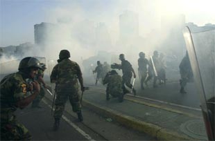 Miembros de la Guardia Nacional se enfrentan con seguidores de Chávez en Caracas.