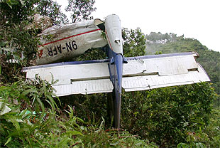 La avioneta siniestrada contra unos árboles en Kristi Nachne Chour, a 140 kiómetros de Katmandú (Nepal)