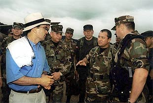 El presidente de Colombia, Álvaro Uribe, discute con militares la semana pasada.
