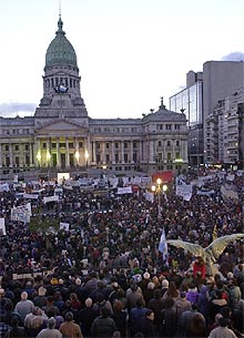 Miles de argentinos se manifiestan para pedir la renuncia de "todos" los políticos