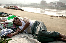 Imagen de uno de los miles surcoreanos que tienen que dormir en la calle.