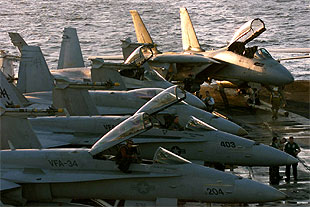 Puesta a punto de los aviones en el  USS George Washington  antes del vuelo de reconocimiento sobre Irak.