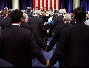 Miembros del Congreso unen sus manos y escuchan el  Dios bendiga América  interpretado por un coro en la sesión especial de hoy en Nueva York.