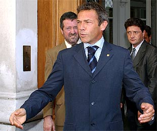 Las discrepancias internas del partido de Haider fuerzan la dimisión del Gobierno austriaco