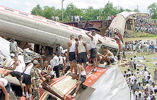 Al menos 77 muertos en el noroeste de India al descarrilar un tren