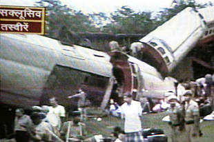 Al menos 77 muertos en el noroeste de India al descarrilar un tren
