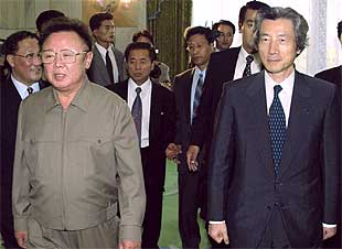 El primer ministro japonés, Junichiro Koizumi, junto al mandatario de Corea del Norte, Kim Jong Il.