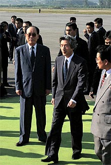 Kim Yong Nam, presidente de la Asamblea Popular Suprema de Corea del Norte, recibe a Koizumi en el aeropuerto de Pyongyang.