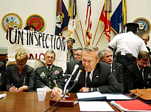 Rumsfeld pide el apoyo del Congreso para atacar Irak antes de una resolución de la ONU