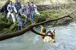 Ocho niños mueren ahogados al derrumbarse un puente en Patagonia