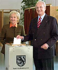 Los primeros sondeos arrojan un empate entre Schröder y Stoiber