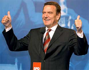 Gerhard Schröeder celebró anoche con sus seguidores su continuidad en el Gobierno.