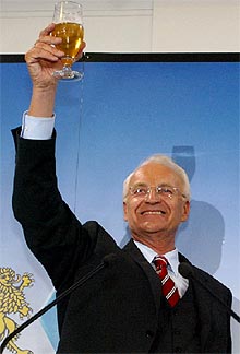 Edmund Stoiber brinda ante sus seguidores para celebrar los resultados de las elecciones, esta noche.