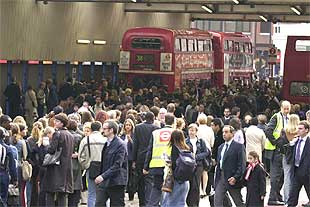 Una huelga de 24 horas en el metro de Londres colapsa por completo la ciudad