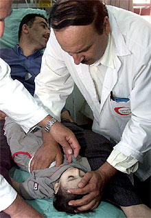 Los médicos atienden a la niña de 14 meses en Hebrón.