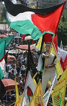 Un joven ondea una bandera durante la manifestación celebrada en Gaza en el segundo aniversario de la Intifada.