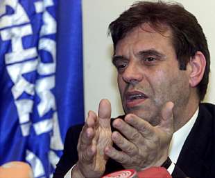 Los sondeos indican que Kostunica y Labus disputarán la segunda vuelta en Serbia