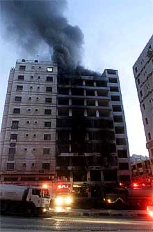 Una columna de humo se eleva desde un bloque de viviendas de Nablús incendiado por dos obuses israelíes.