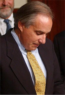 La renuncia de un senador pone en peligro la mayoría demócrata en la cámara