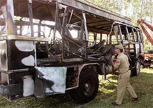 Dos muertos y 20 heridos al estallar una bomba en un autobús en Cachemira