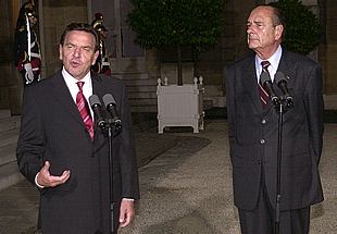 Schröder se dirige a los periodistas ante Chirac después de su reunión.