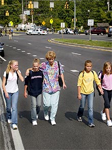 Un madre aleja a varios niños de la escuela de Maryland donde se ha producido el suceso.