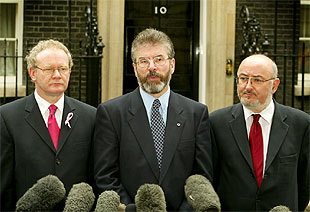 Adams, entre Martin McGuinness y Caoimghin O'Caolain, ante el número 10 de Downing Street.