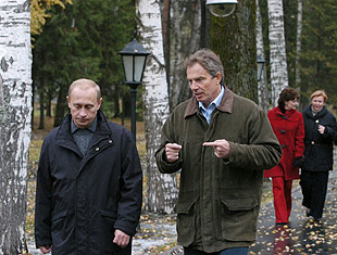 Vladimir Putin y Tony Blair pasean por un parque de Zavídovo antes de su reunión.