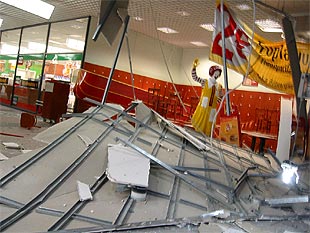 Interior del centro comercial tras el estallido de la bomba.