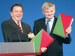 Schröder y Fischer firman el segundo 'contrato' de coalición rojiverde