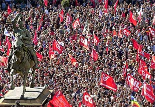 Un millón de manifestantes desafían a Berlusconi en una nueva huelga general