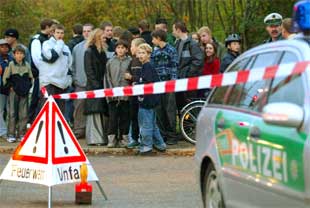 El ex alumno que secuestró a varios jóvenes en un colegio de Alemania se entrega a la policía