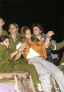 Los colonos expulsados comienzan a reconstruir el asentamiento ilegal de Havat Gilad