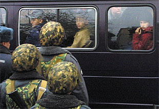 Los niños liberados esta mañana se van del teatro en un autobús del Ejército.