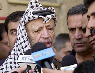 Arafat condena la acción militar israelí ante su oficina de Ramala.
