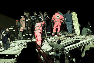 Al menos nueve niños mueren y decenas siguen sepultados en la escuela derrumbada