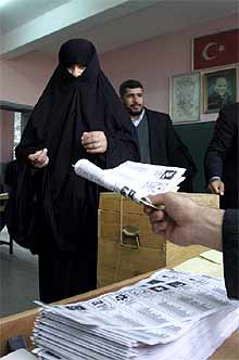 Los islamistas turcos obtienen la mayoría absoluta según los primeros resultados