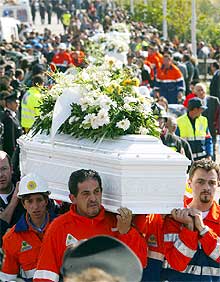 Miles de personas asisten a los funerales por las víctimas de San Giuliano