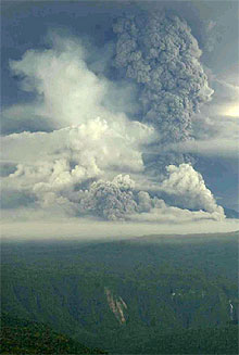 Quito se paraliza por la erupción de un volcán