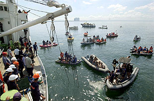 Las labores de rescate en la bahía de Manila.