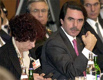El presidente Aznar, acompañado de la ministra Palacio, durante la sesión inaugural de la Cumbre de la OTAN.