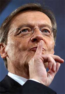 Wolfgang Schüssel solicita silencio a sus seguidores tras conocer su victoria electoral.