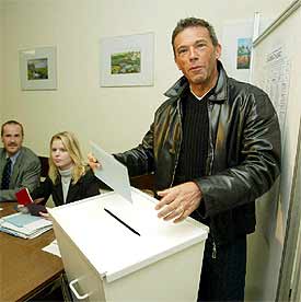 El gobernador Haider, en el momento de depositar su voto.