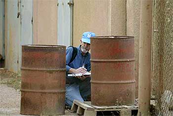 Un inspector toma notas en el laboratorio de vacunas chequeado esta mañana.