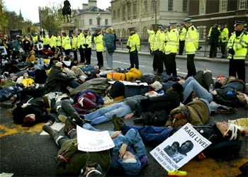 Protesta contra una inminente guerra contra Irak, hoy en Whitehall (Londres).