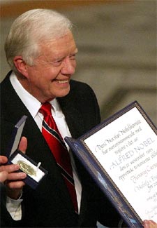 Carter advierte contra la "catástrofe" de una guerra preventiva al recibir el Nobel de la paz
